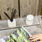witte geurkaars en geurstokjes met leder bekleding